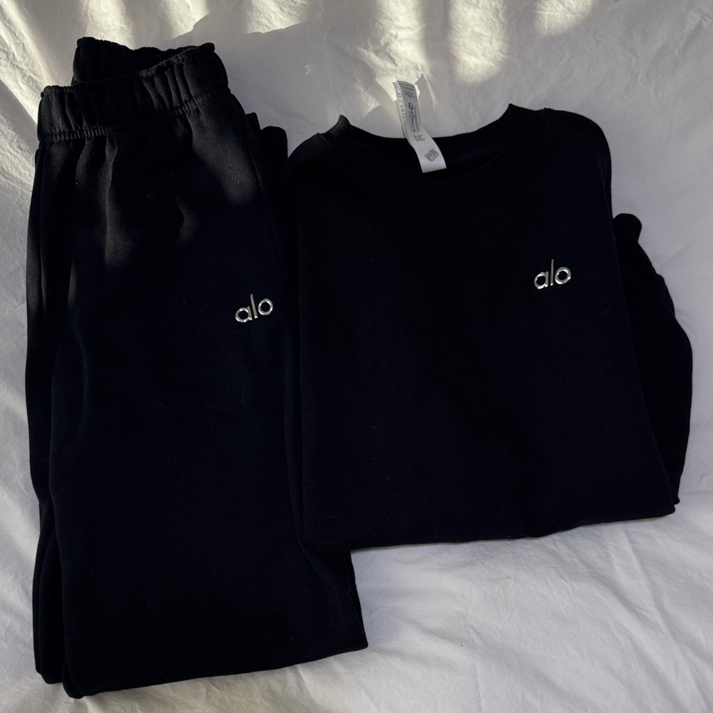 ALO Yoga Accolade sweat set in black